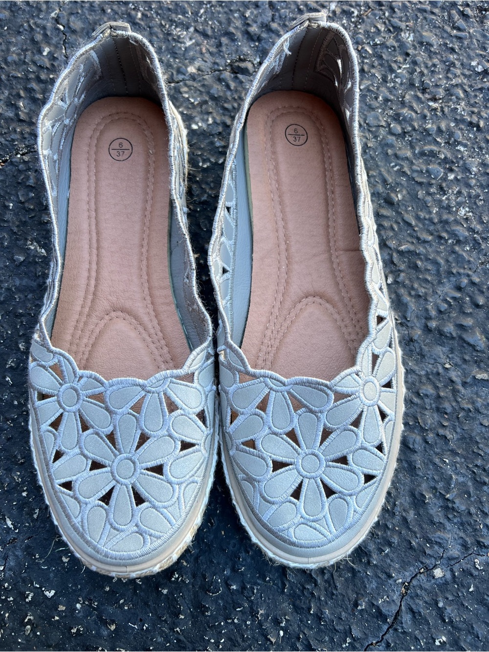 Womenโs Floral Cutout Slip-On Flats in Light Gray size 6